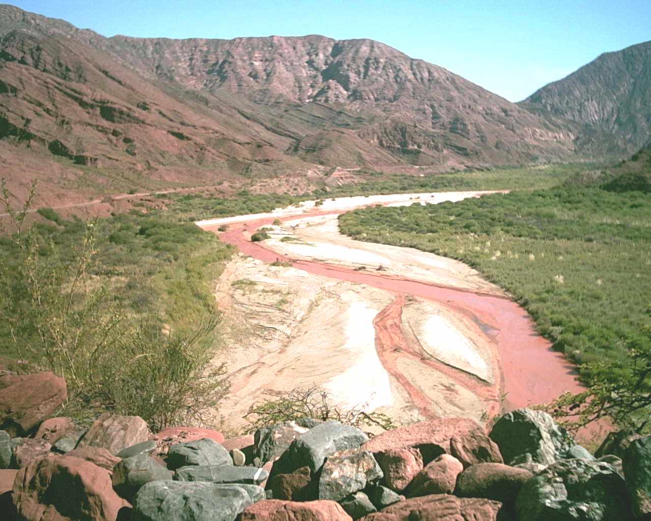 Se ve la Yesera al fondo y el r�o Las Conchas, que viene desde Cafayate.