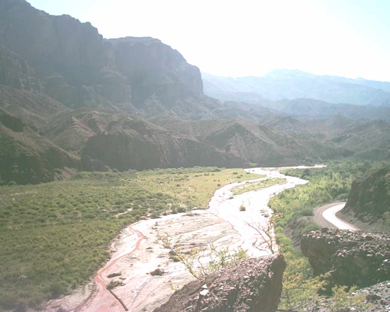 Un d�a brumoso...El Zorrito, la gran monta�a APU del lugar... muestra sus riscos. El r�o de las Conchas al pie...El valle en su esplendor....desde el Mirador Suikara