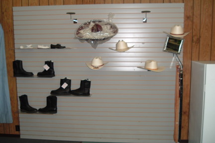 Variedad de botas, sombreros y cintos