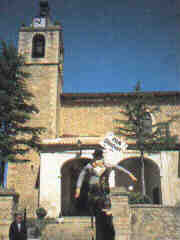 Quema de Judas, con la iglesia al fondo