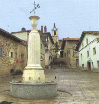 La fuente y la subida a la iglesia
