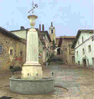 La fuente y la subida a la iglesia