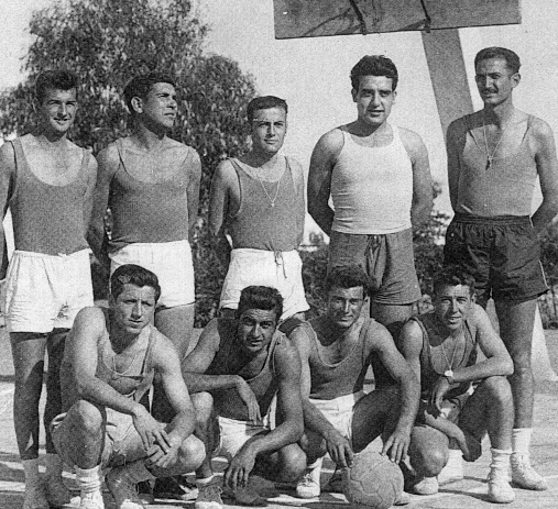El autor y el equipo de baloncesto de Regulares 3, 1960