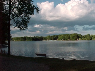 lake1.jpg (29025 bytes)