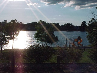 lake4.jpg (29029 bytes)