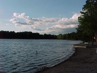 lake5.jpg (30909 bytes)