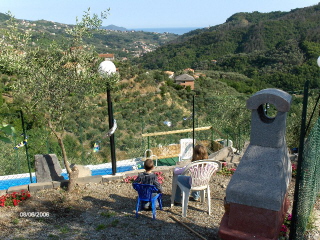 Vista dalla scala di accesso alla piscina e barbeque