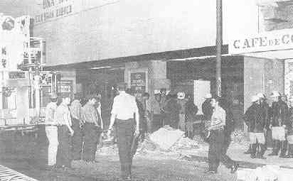 Entrada al teatro donde se representaba 'Las mil y una nachas'