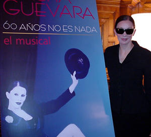 Nacha en la puerta del teatro