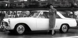 Preseries Coup�. No sidestrips and round fuel filler door.