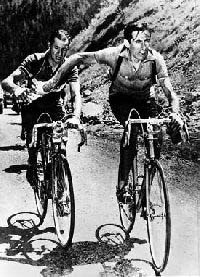 storico scambio di borraccia fra Bartali e Coppi