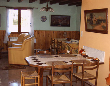 Vacances France B�ziers Languedoc - un coin de salon vu de la cuisine