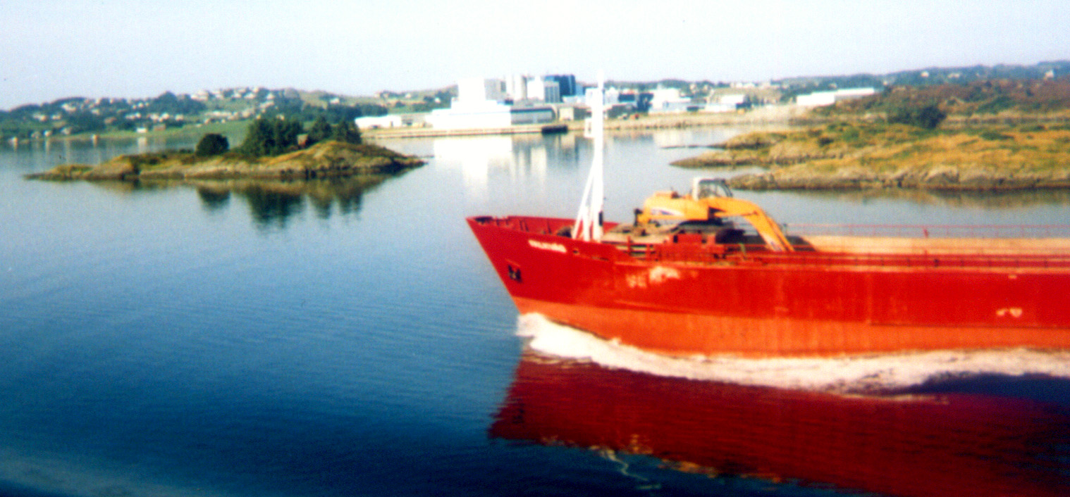 a nice red boat full of norwegians! hoorah!
