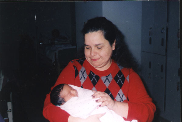 Pamela, su abuela, y Vicente en la clinica