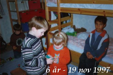 Jag visar Angelica hur ett Gameboy fungerar. Andreas i bakgrunden