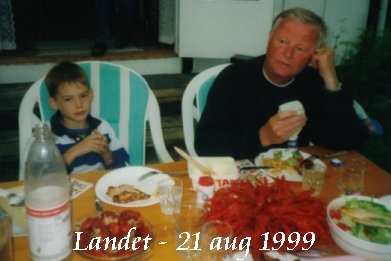 Jag och Lars-Erik p� kr�ftskiva p� landet