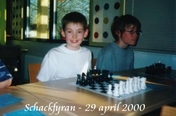 Jag var med Robins klass p� Schackfyran, fast jag bara g�r i 2:an. Vann och f�rlorade lika mycket som de som var 2 �r �ldre...