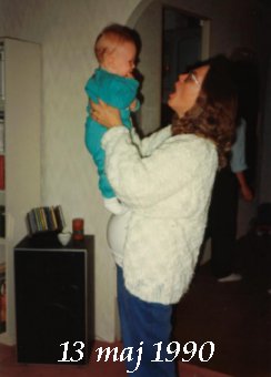 Jag och mormor, st�r p� min morbror i magen!!!!