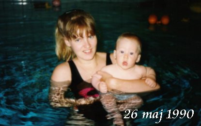 N�stan 6 m�n. Med mamma och simmar