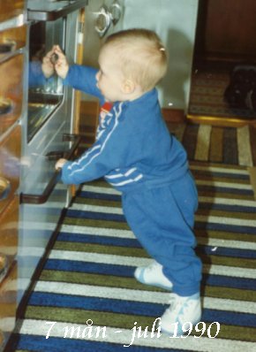 �r 7 m�n och har nu l�rt mig att st� alldeles sj�lv, men jag m�ste h�lla i mig!