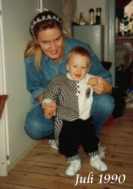 Mamma och jag h�lsar p� faster Elisabet i K�penhamn. S� h�r glada �r vi!