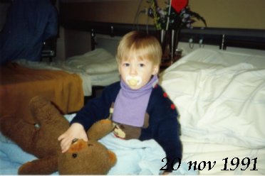 H�r �r jag d� jag h�lsar p� mamma och Martin p� BB. Ser inte alltf�r glad ut, men mest �r det f�r att jag saknar mamma och vill att hon ska komma hem!