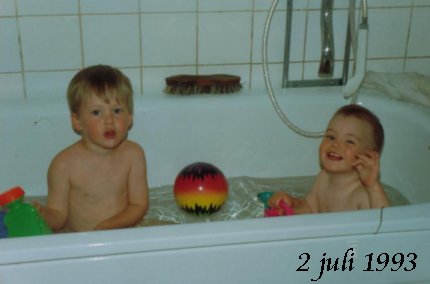Jag och lillbrorsan badar och har det skoj