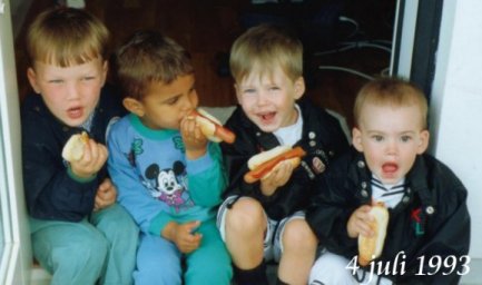 Kim, Andreas, jag och Martin �ter korv. Andreas fyller 3 �r