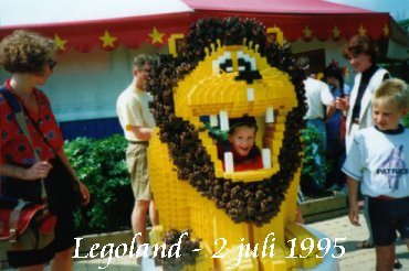 Vi var p� Legoland. Jag hittade ett skojigt lejon, Martin v�gade inte s�tta s�g i gapet p� lejonet - men jag v�gade!