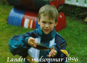 Midsommar p� landet, och jag har fiskat och f�tt upp en firre.