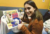 Una escoba le serv�a de micr�fono a la Sole