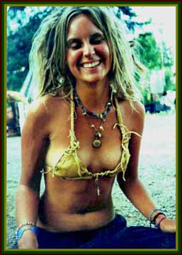A_bikini_top_for_Stacy.JPG (17318 bytes)