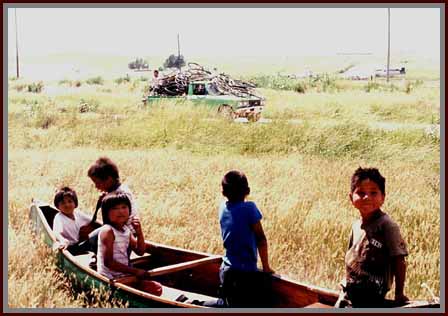 Sioux_Children_1.JPG (25272 bytes)