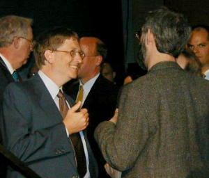 Bill Gates conversando com Daniel Bricklin, um dos criadores do software VisiCalc�, a primeira planilha de c�lculo comercialmente vi�vel para computadores pessoais. Ela foi apresentada pela primeira vez na m�quina Apple II, lan�ada por Steve Jobs em 1979. Para outras informa��es, consultar www.bricklin.com...