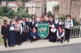 Groupe folklorique la Volte Dansa&iuml;re sur le pont de Lavo&ucirc;te-Chilhac
