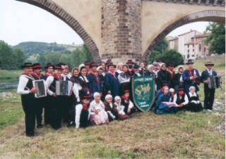 Groupe folklorique la Volte Dansa&iuml;re sous le pont de Lavo&ucirc;te-Chilhac