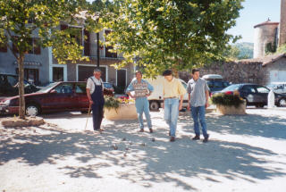 Une partie de p&eacute;tanque sur la place du village