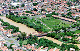 Rio Mogi-Gua�� e a Ponte Velha