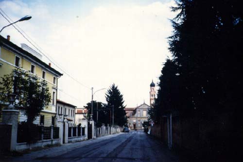 UMA DAS RUAS PRINCIAPAIS COM A IGREJA MATRIZ  AO FUNDO