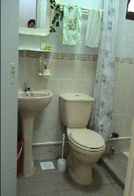 http://sg.geocities.com/lc_ys2003/3zp_cv_9comtoilet.JPG