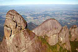 Dedo de Deus - PNSO/RJ - 54 (a dir: 'Dedinhos'; fundo: Escalavrado; fundo e dir: Dedo de N. Senhora)