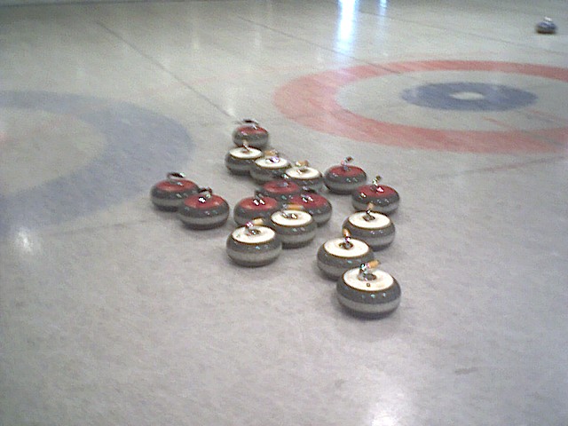 E�n curlingsteen weegt circa 20 kg, ieder team gooit per end 8 stenen