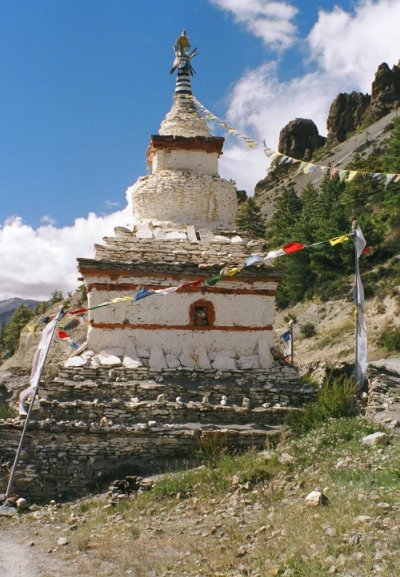 Chorten on the road to Manang