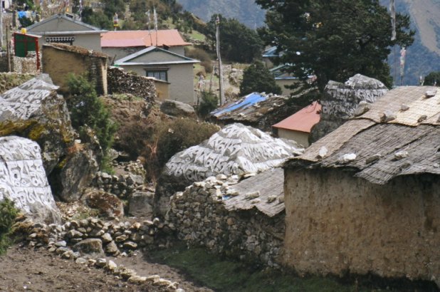 Boulder manis in Khumjung