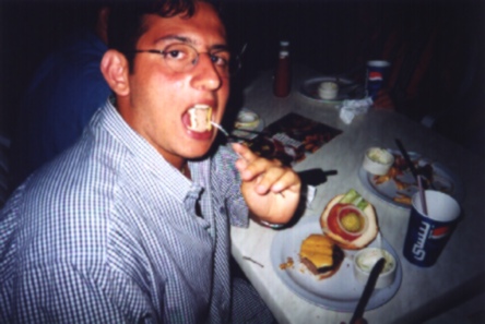 momitoeat.jpg (52037 bytes)