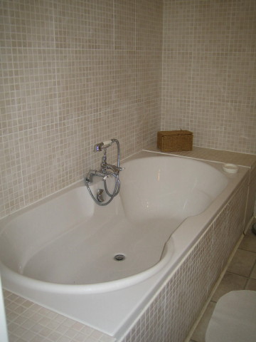 Huge 270 L bath