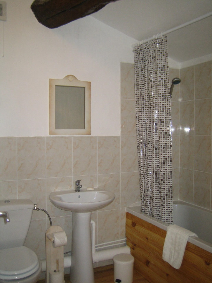 Modern Bathroom, loads of hot water