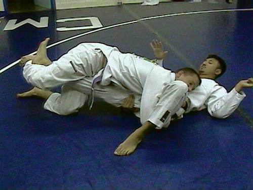 Kneebar submission/guard pass