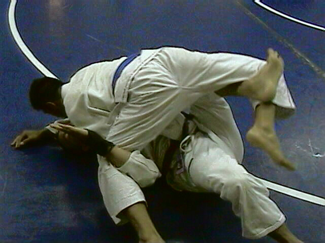 Underhooking the left leg and lifting opponent's weight on top of me