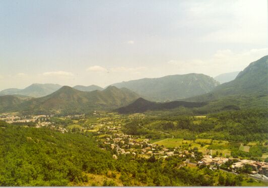 View at a typical
pyrenee-valley, near Quillan.